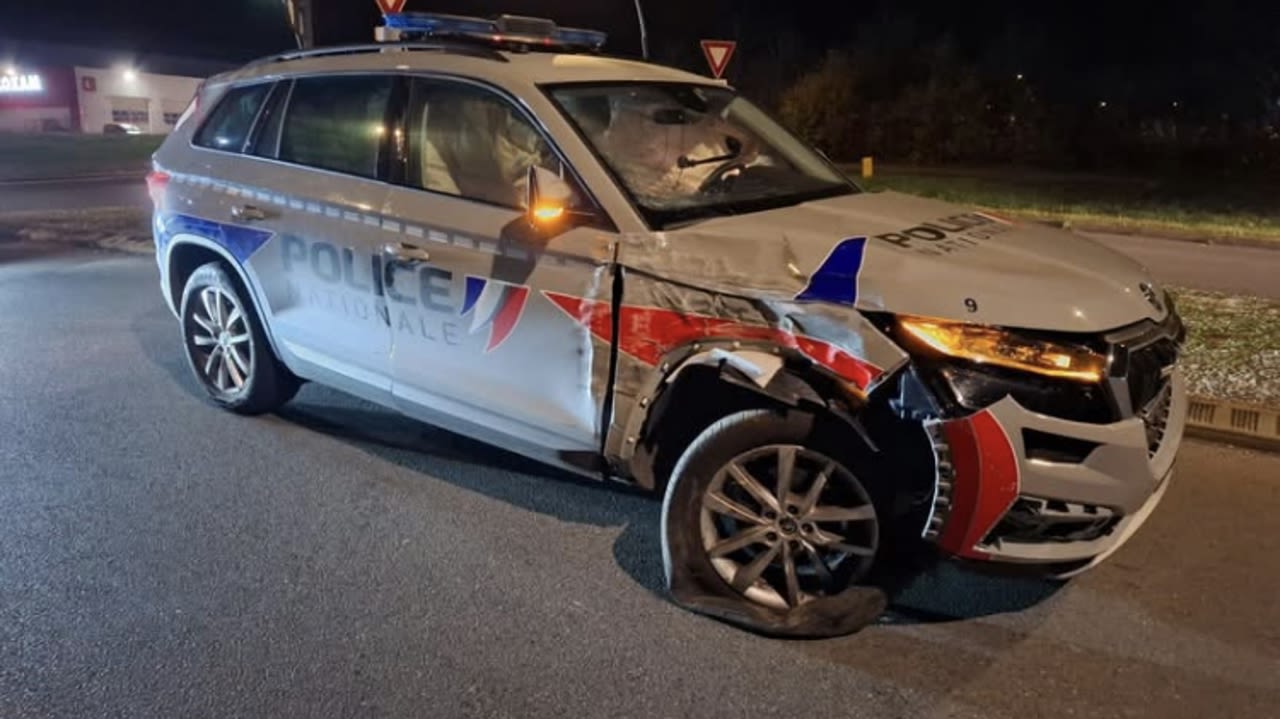 Le syndicat de police Alliance a confirmé des blessures à deux policiers dont le véhicule a été sérieusement endommagé.