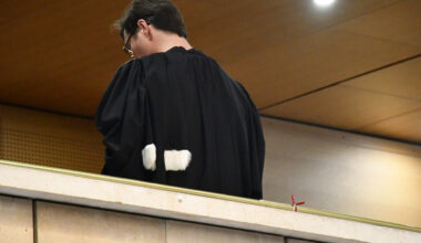 en pleine crise de schizophrénie, il croit que son voisin a déposé une bombe chez lui et le passe à tabac