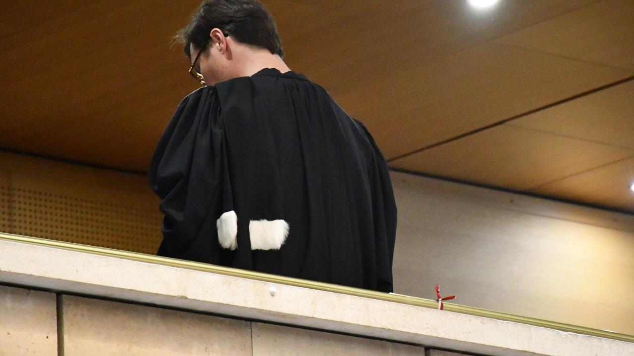 en pleine crise de schizophrénie, il croit que son voisin a déposé une bombe chez lui et le passe à tabac