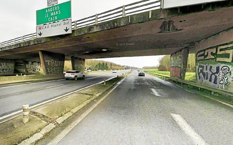 C’est par cette voie, au centre, que les véhicules pourront circuler sous le pont, alors que la sortie vers Alma (à droite), et les deux voies sur la rocade seront fermées à la circulation.