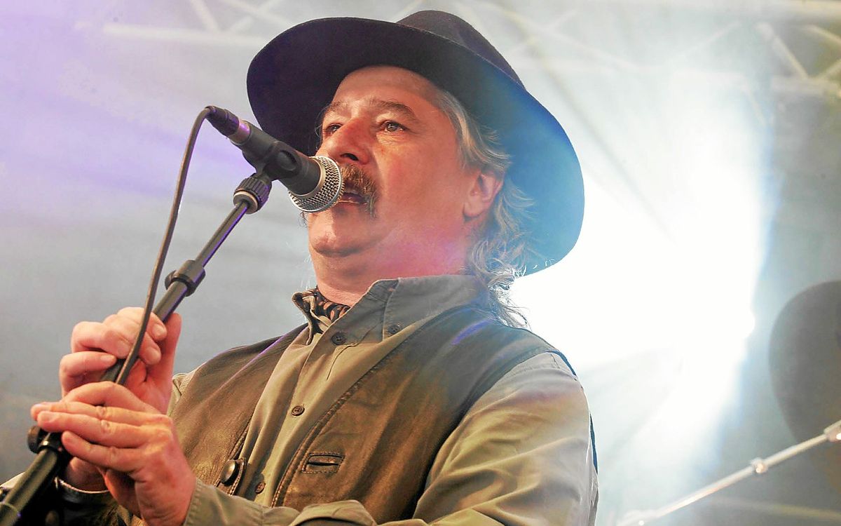 « Beaucoup de musiciens voudront lui rendre hommage » : les obsèques d’Erik Marchand se dérouleront vendredi à Poullaouen