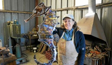 « Il faut être formé, j’ai déjà eu des explosions » : près de Lannion, elle transforme des bouteilles de gaz en sculpture