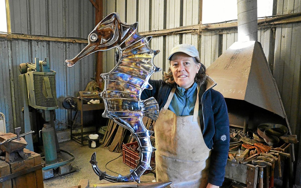 « Il faut être formé, j’ai déjà eu des explosions » : près de Lannion, elle transforme des bouteilles de gaz en sculpture