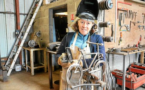 Parfois, Hélène Renaud s’éloigne de ses standards marins. Ici, à partir de fers à cheval elle a fabriqué un vélo.