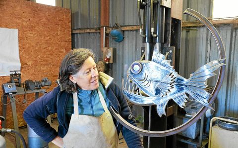 Hélène Renaud, sculptrice métal à partir des bouteilles de gaz, est basée à Cavan.