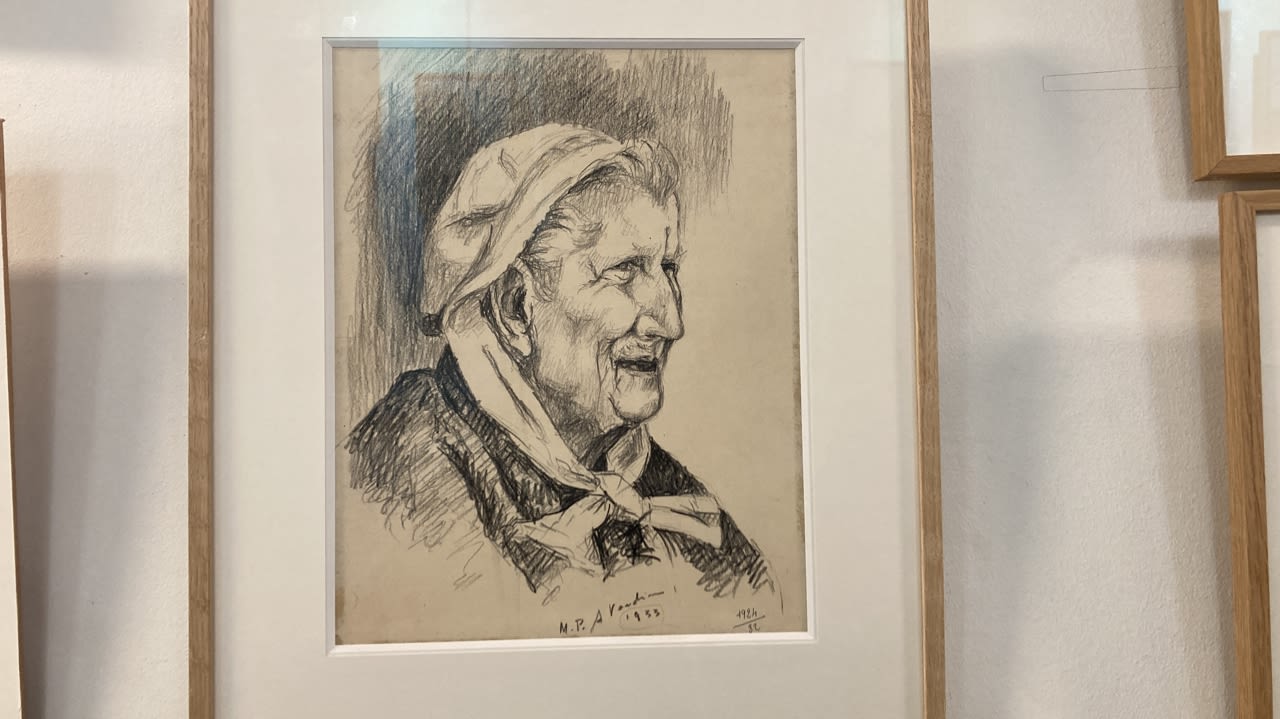 Une vieille dame en coiffe traditionnelle.