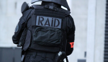 un homme menace des policiers avec une arme, le RAID intervient