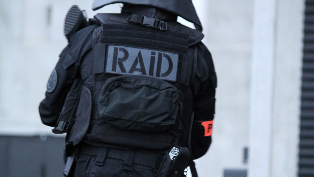 un homme menace des policiers avec une arme, le RAID intervient
