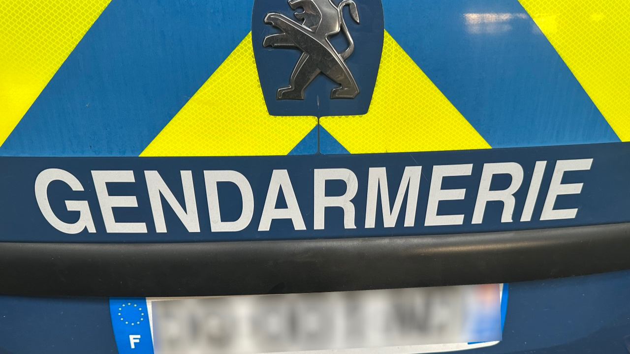 un adolescent blessé au couteau