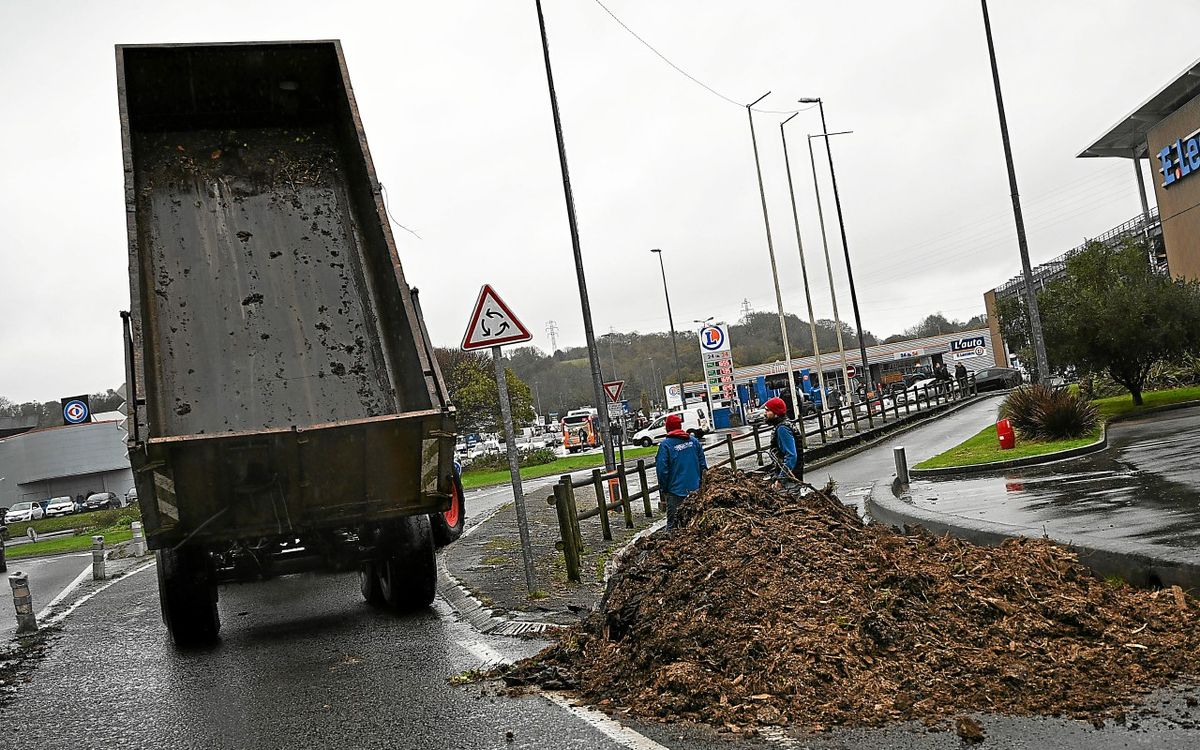 « C’est un échauffement pour la suite de l’hiver » : à Quimper, les Jeunes agriculteurs mettent la pression sur la grande et moyenne surface