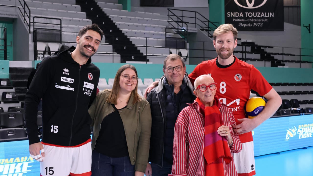 Les anciens stadistes Alexandros Raptis et Brett Walsh salués par des supporters de l’Alterna SPVB.