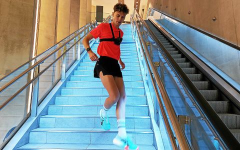 « Je suis étudiant à Paris alors pour m’entraîner je me suis exercé à descendre les marches de Montmartre deux par deux. Ça fait gagner du temps ».