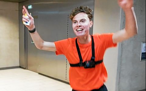 C’est avec un large sourire et les bras levés que le coureur a pu remonter dans la rame en vainqueur.