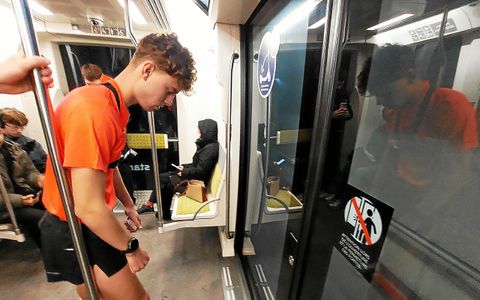 À l’ouverture des portes, le jeune homme est parti en trombe à l’assaut des escaliers du métro.