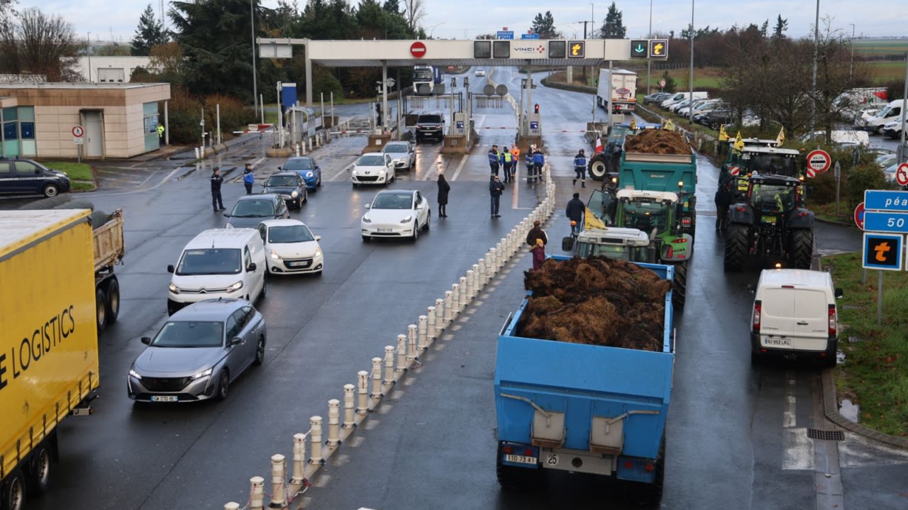 La barrière de péage de l’A10 est totalement bloquée à Blois.