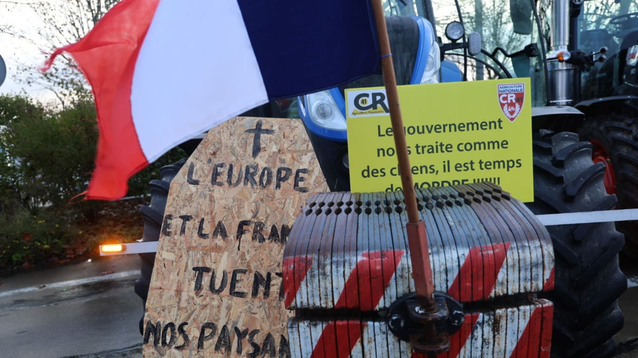 « L’Europe et la France tuent nos paysans », peut-on notamment lire sur les pancartes au fronton des tracteurs.
