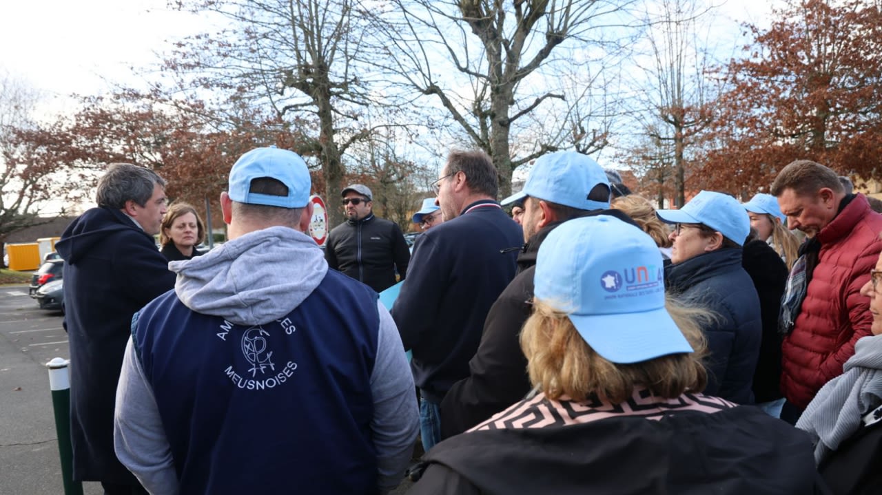 Les responsables de la CPAM de Blois échangent avec les conducteurs de taxis, en ce début d’après-midi du lundi 24 novembre 2025.