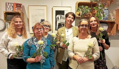 Dans ce restaurant de Landivisiau, sept femmes exposent leurs photos de la ville sur le thème du blanc