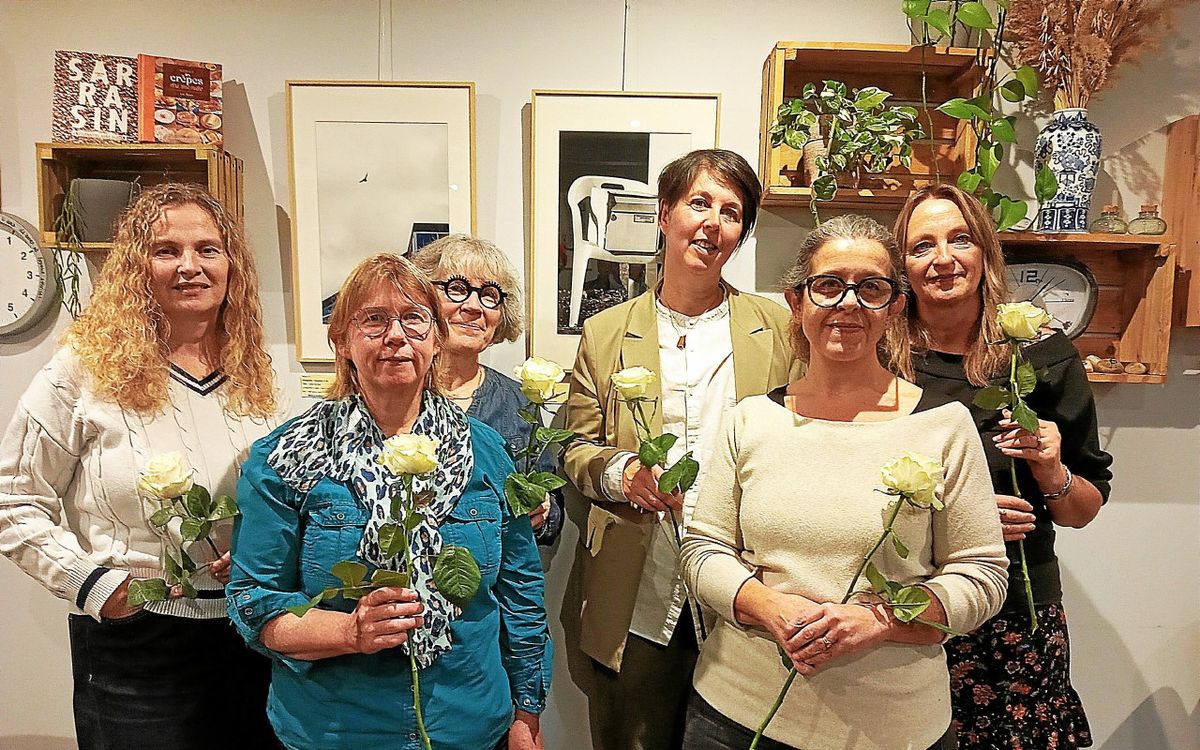 Dans ce restaurant de Landivisiau, sept femmes exposent leurs photos de la ville sur le thème du blanc