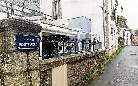 La rue Auguste-Brizeux se nomme dorénavant quai Auguste-Brizeux. « Et il est possible d’utiliser aussi bien l’adresse en breton que l’adresse en français », note le maire.