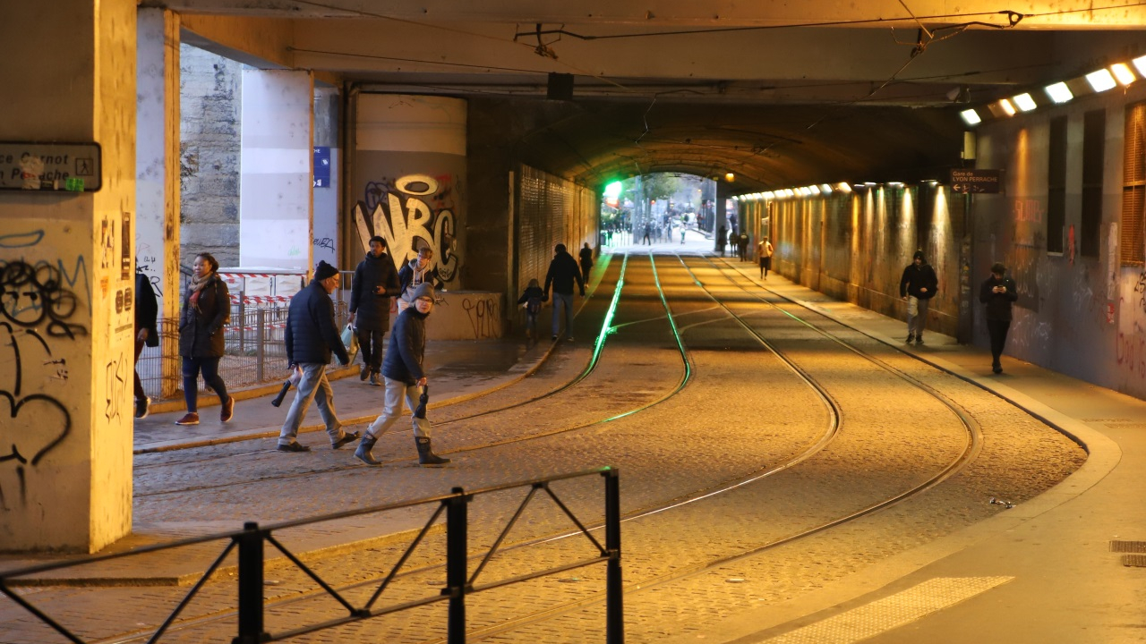 poignardé par un SDF avec une fourchette à barbecue, il ne survit pas à sa blessure