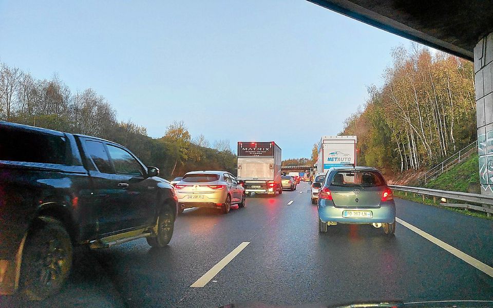 La circulation était encombrée sur la rocade de Rennes, lundi 24 novembre, mais l’enfer annoncé n’a pas eu lieu.