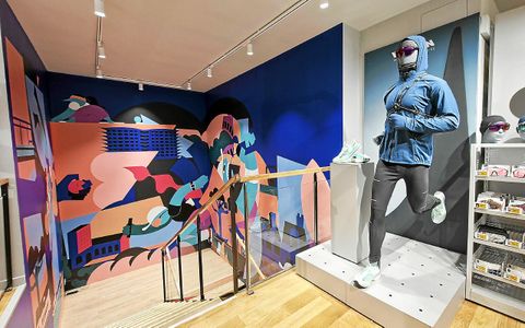 Une fresque a été réalisée par un artiste local à l’intérieur du magasin.