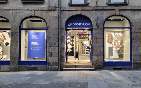 Le nouveau magasin Decathlon au milieu de la rue Lebastard à Rennes.