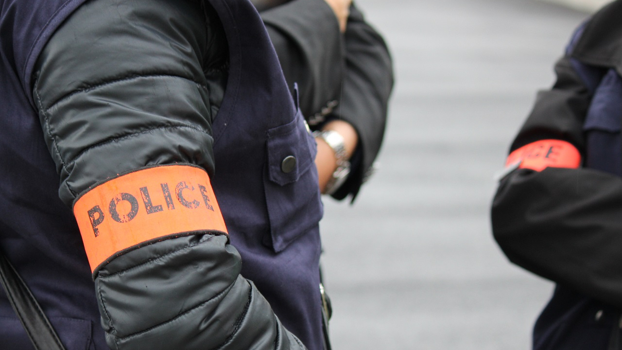 un homme retrouvé sans vie en pleine rue, les enquêteurs cherchent à comprendre le scénario