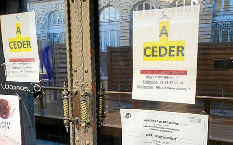 L’annonce de la vente aux enchères a été placardée sur les portes du restaurant.