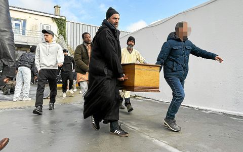Les obsèques avaient débuté à 13 h 30 par prière mortuaire à la mosquée de Chaigneau. Entre 400 et 500 fidèles y étaient rassemblés.