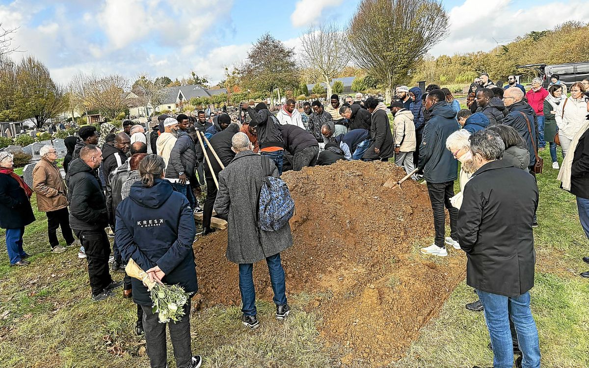 « Mohamed, tu ne seras pas oublié », à Lorient, des centaines de personnes aux obsèques de l’homme tué par la police
