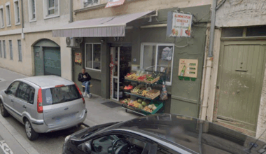 des voleurs de banane poignardent le père de la gérante de l'épicerie