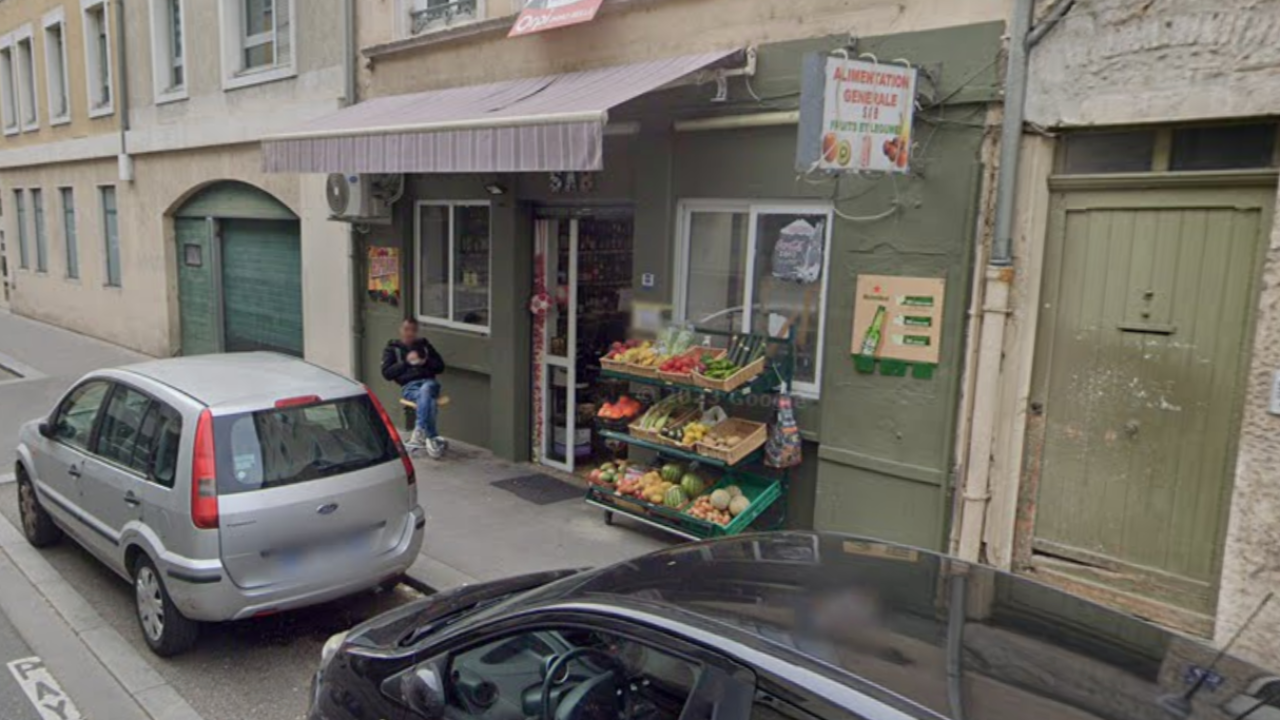 des voleurs de banane poignardent le père de la gérante de l'épicerie