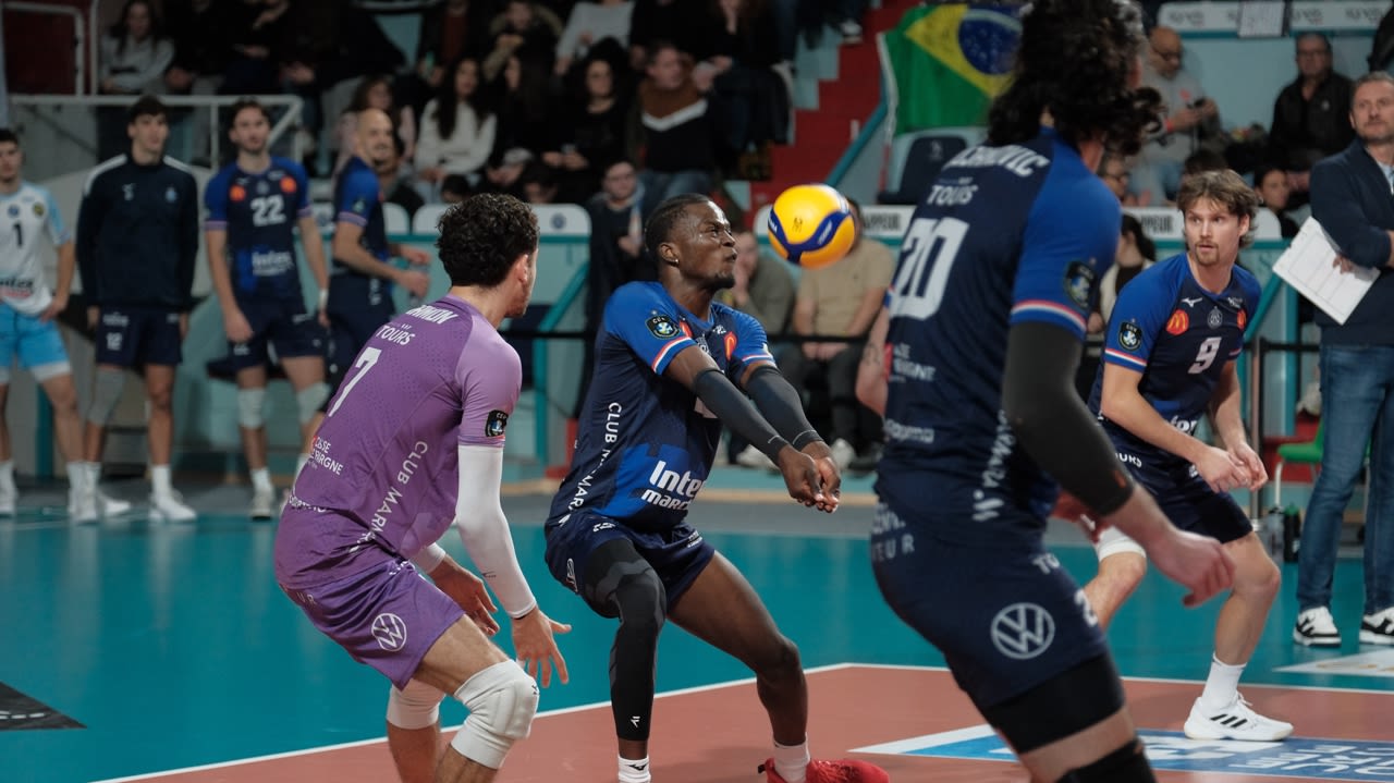 Kavogo est visé par les serveurs adverses, car il n’est pas serein en réception ce soir.