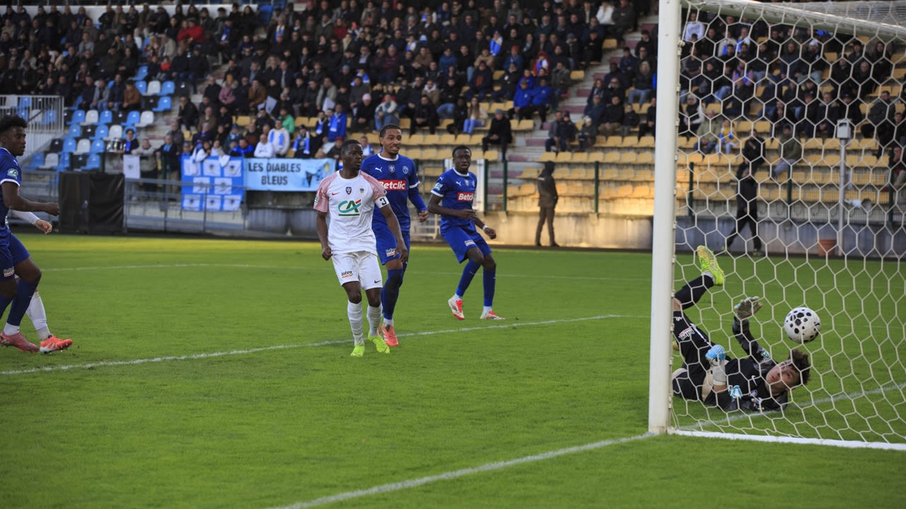 Noa Isambert n’a pu que freiner le ballon…