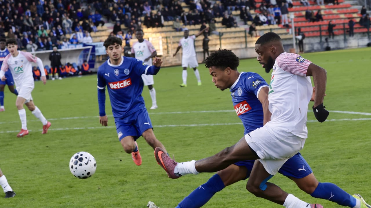 Sosa Maluvunu se montre remuant depuis le début du match.