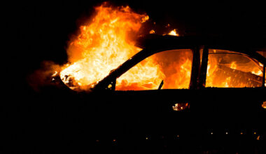 une voiture en feu, une personne blessée