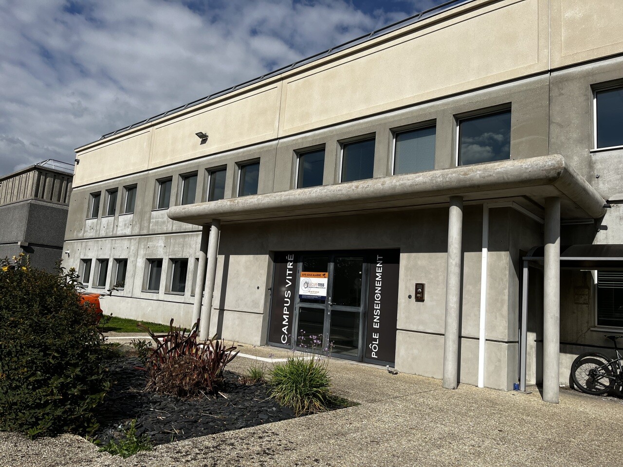 le groupe The Land va-t-il rester au sein du campus ?