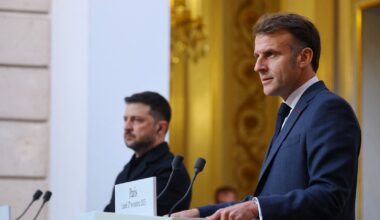 Le président français Emmanuel Macron, à droite, et le président ukrainien Volodymyr Zelensky, à sa gauche, le 17 novembre 2025, à Paris