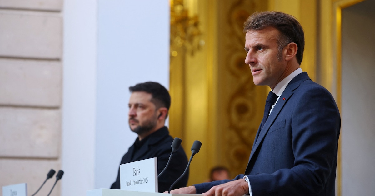Le président français Emmanuel Macron, à droite, et le président ukrainien Volodymyr Zelensky, à sa gauche, le 17 novembre 2025, à Paris