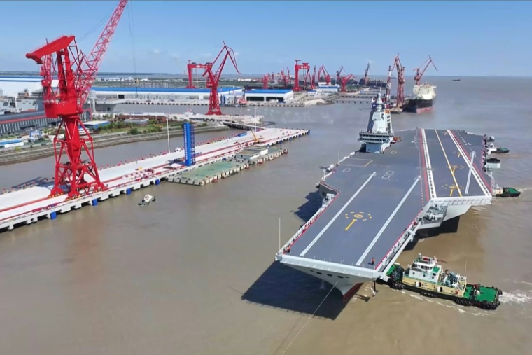 Capture d'écran tirée d'une séquence vidéo du ministère de la Défense chinois prise en mai 2024 et diffusée via AFPTV le 11 mai 2024 du troisième porte-avions de la Chine, le Fujian, lors d'essais en mer dans un endroit non précisé ( CHINA'S MINISTRY OF DEFENCE / Handout )