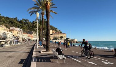 la piste cyclable est de nouveau sur le trottoir