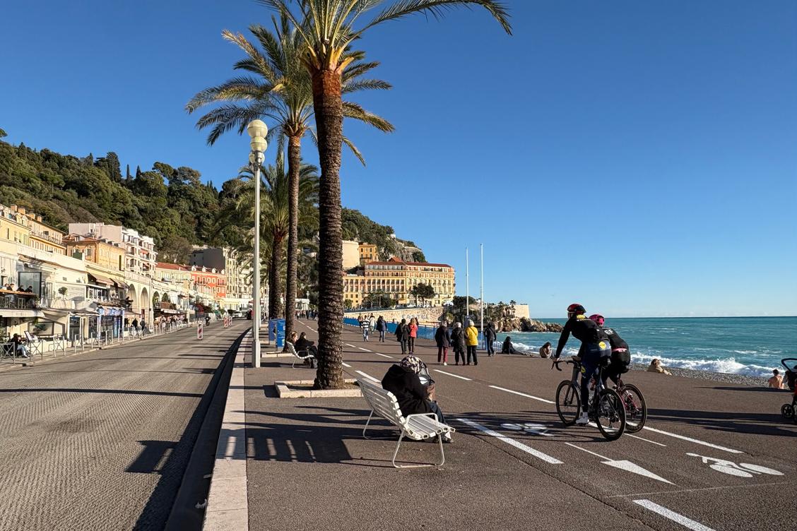 la piste cyclable est de nouveau sur le trottoir