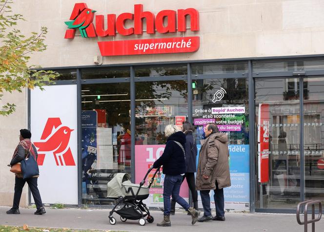 Devant un supermarché Auchan, dans le 17ᵉ arrondissement de Paris, en novembre 2024.