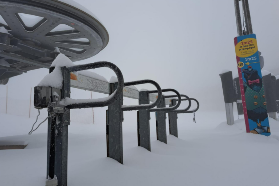 La neige est tombée en abondance aux 7 Laux, près de Grenoble. Assez pour que la station ait décidé d'ouvrir plus tôt ses pistes.