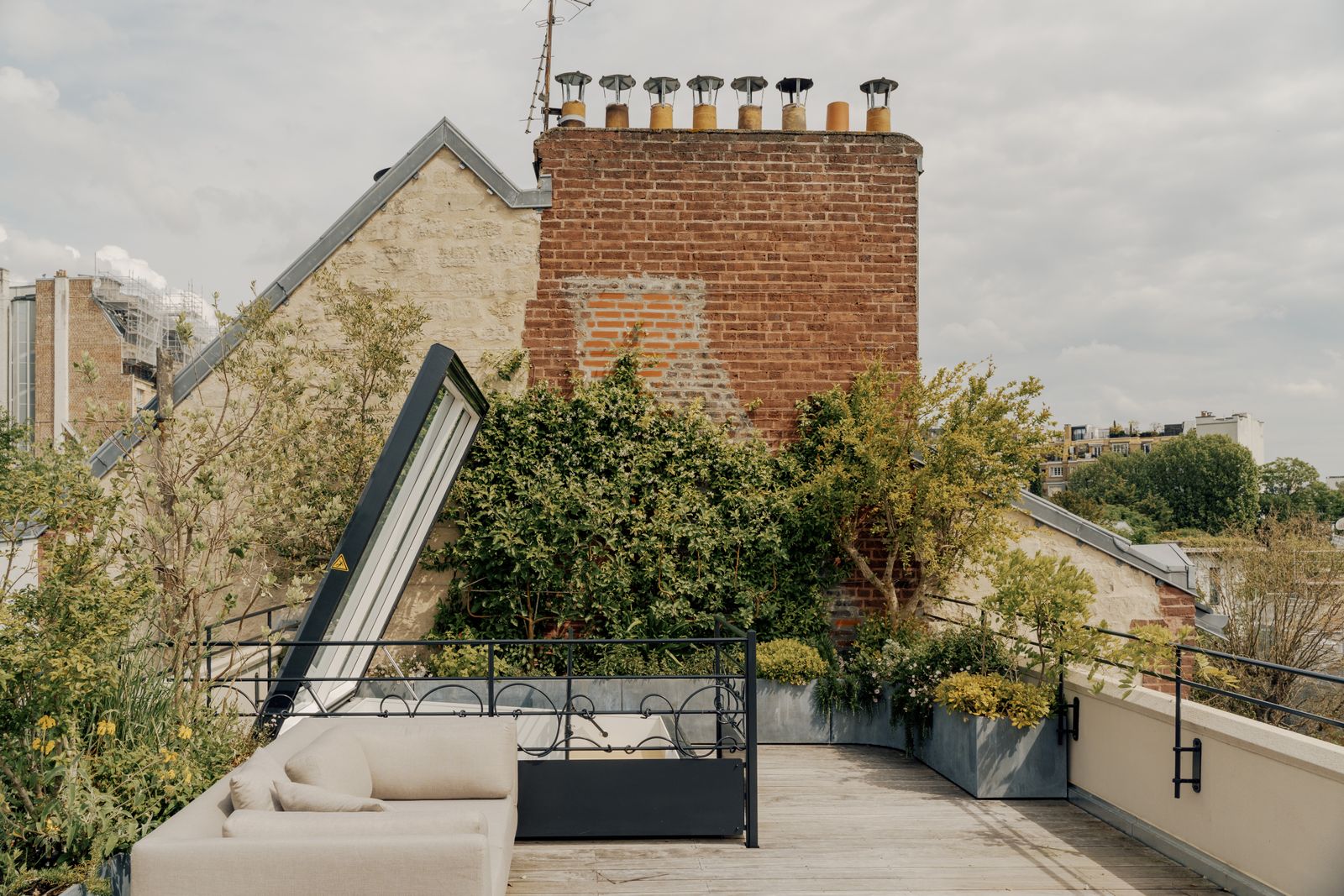 haut escalier central skydome cr accder toitterrasse et baigne maison lumière naturelle