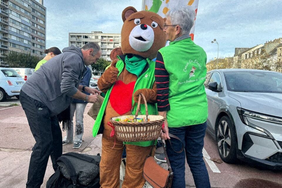 Le nounours de Cœur en liberté est là pour ça, en plus de distribuer des friandises
