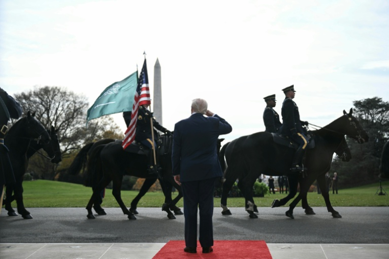 Donald Trump accueille le prince héritier saoudien Mohammed ben Salmane à la Maison Blanche, le 18 novembre 2025 à Washington ( AFP / Brendan SMIALOWSKI )