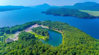 Vue aérienne d’une partie des travaux d’aménagement d’un terrain de golf entrepris sans autorisation apparente sur la propriété de l’homme d’affaires Glenn Chamandy, à Austin, en Estrie.